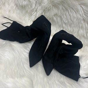 Knee high boots. Black.